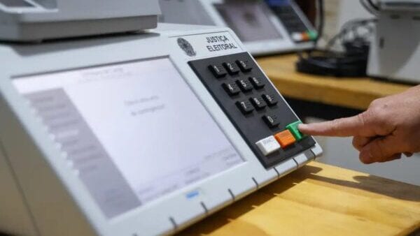 Mudança de votos no segundo turno pode acontecer se diminuir a abstenção recorde de 21,08%