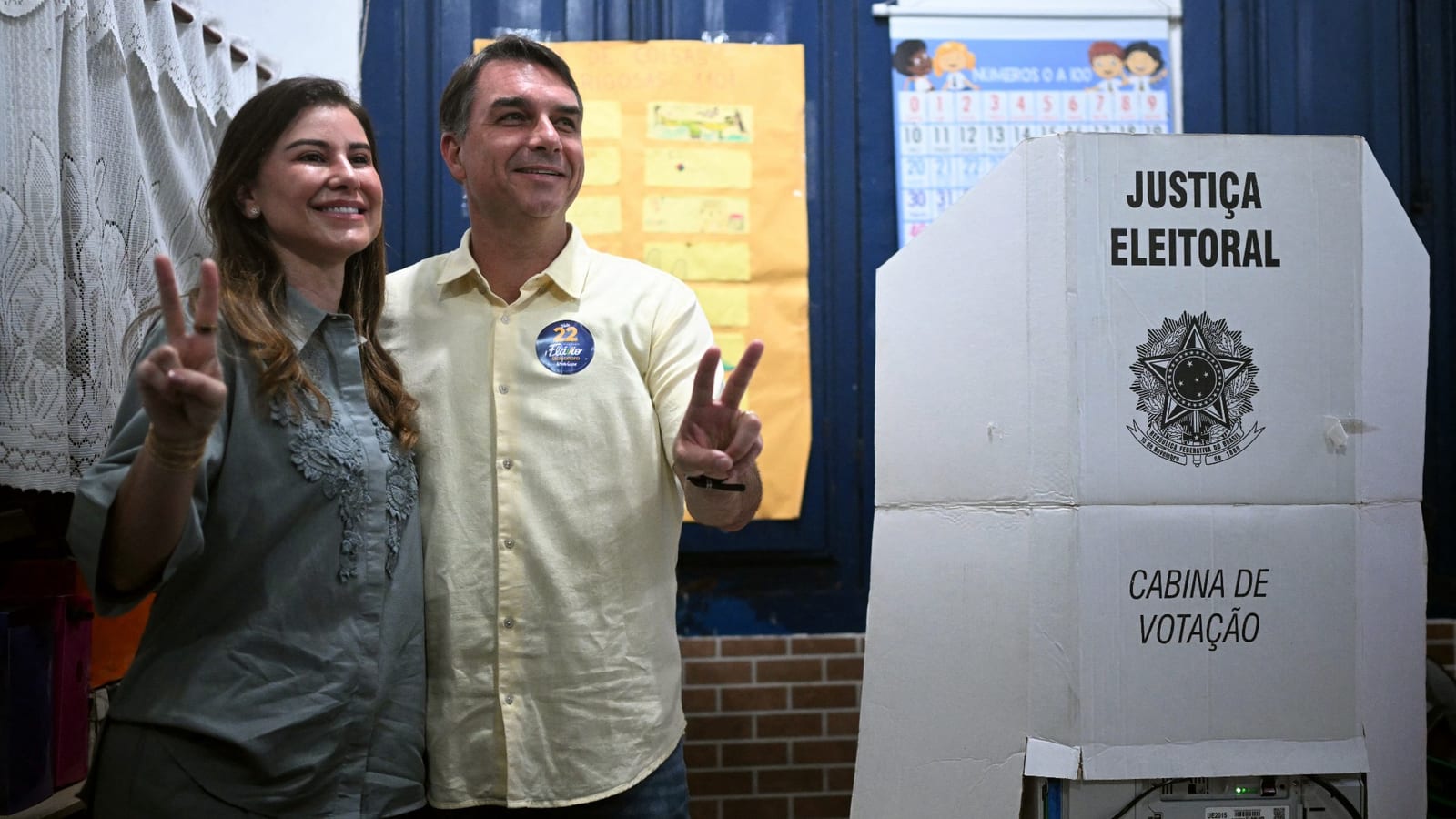 Flávio Bolsonaro vota no Rio e destaca propostas para economia