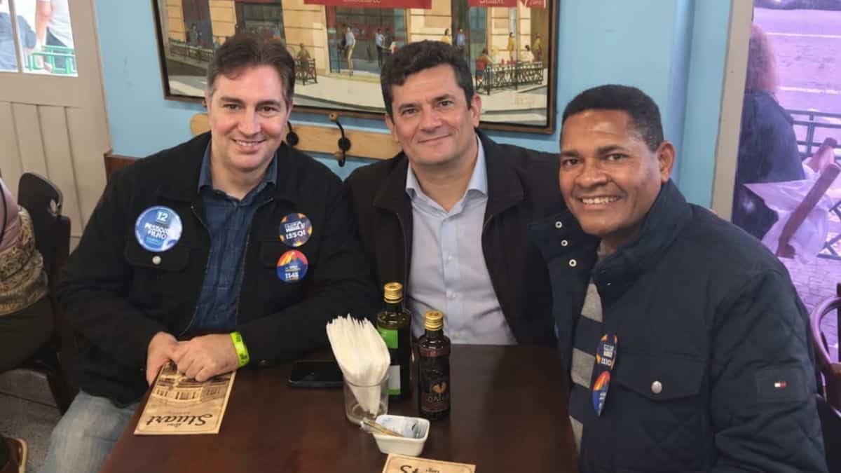 Moro assistiu comício de Lula atrás do 'toco' em Curitiba