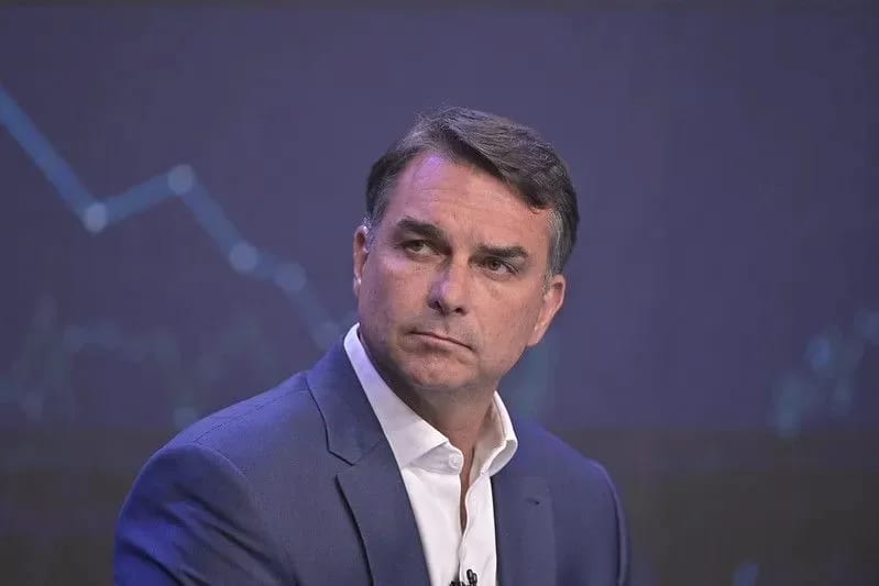 Flávio Bolsonaro é intimado pela PF a entregar passaportes por ordem de Moraes; está proibido de deixar o país