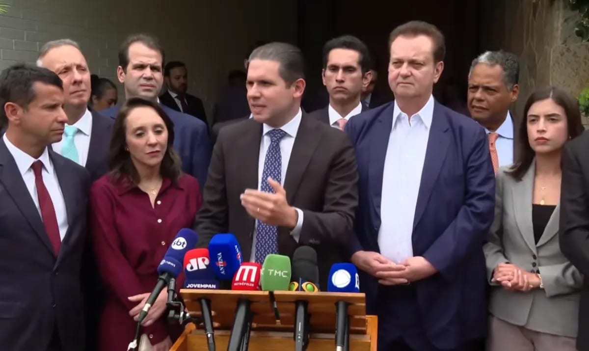 Hugo e centrão articulam proposta de transição para voto distrital misto
