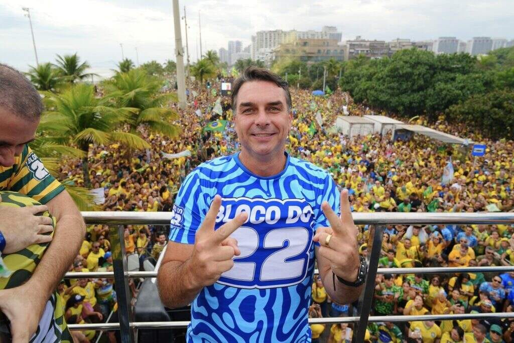 Flávio Bolsonaro chega aos Estados Unidos com a esposa e as duas filhas