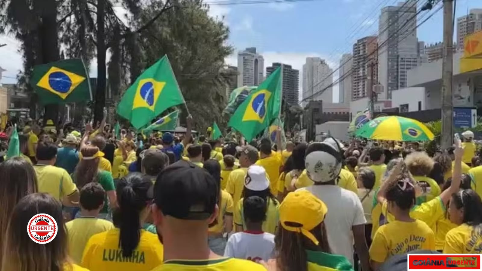 Ato em apoio a Flávio Bolsonaro reúne manifestantes em Goiânia