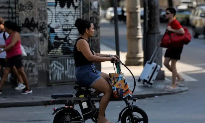 Projeto de lei propõe idade mínima para condução de bicicletas elétricas no Brasil