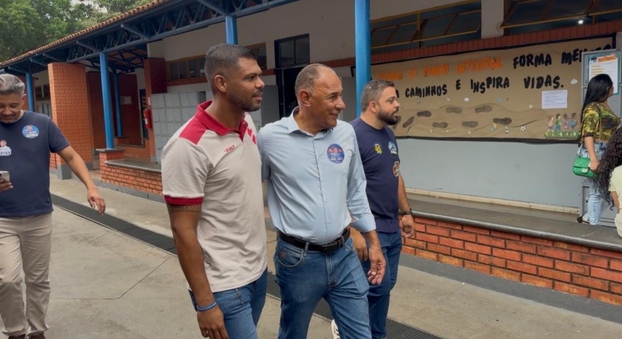 Romário Policarpo evita falar da presidência da Câmara ao votar