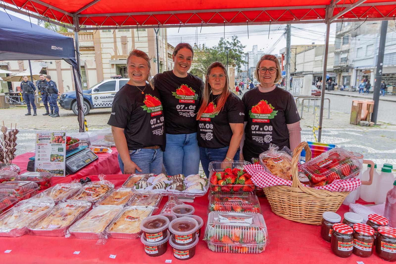 Pelotas abre 10ª Feira Municipal do Morango