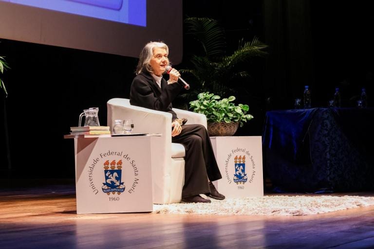 Cármen Lúcia recebe honra na UFSM e fala sobre democracia, mulheres e voto