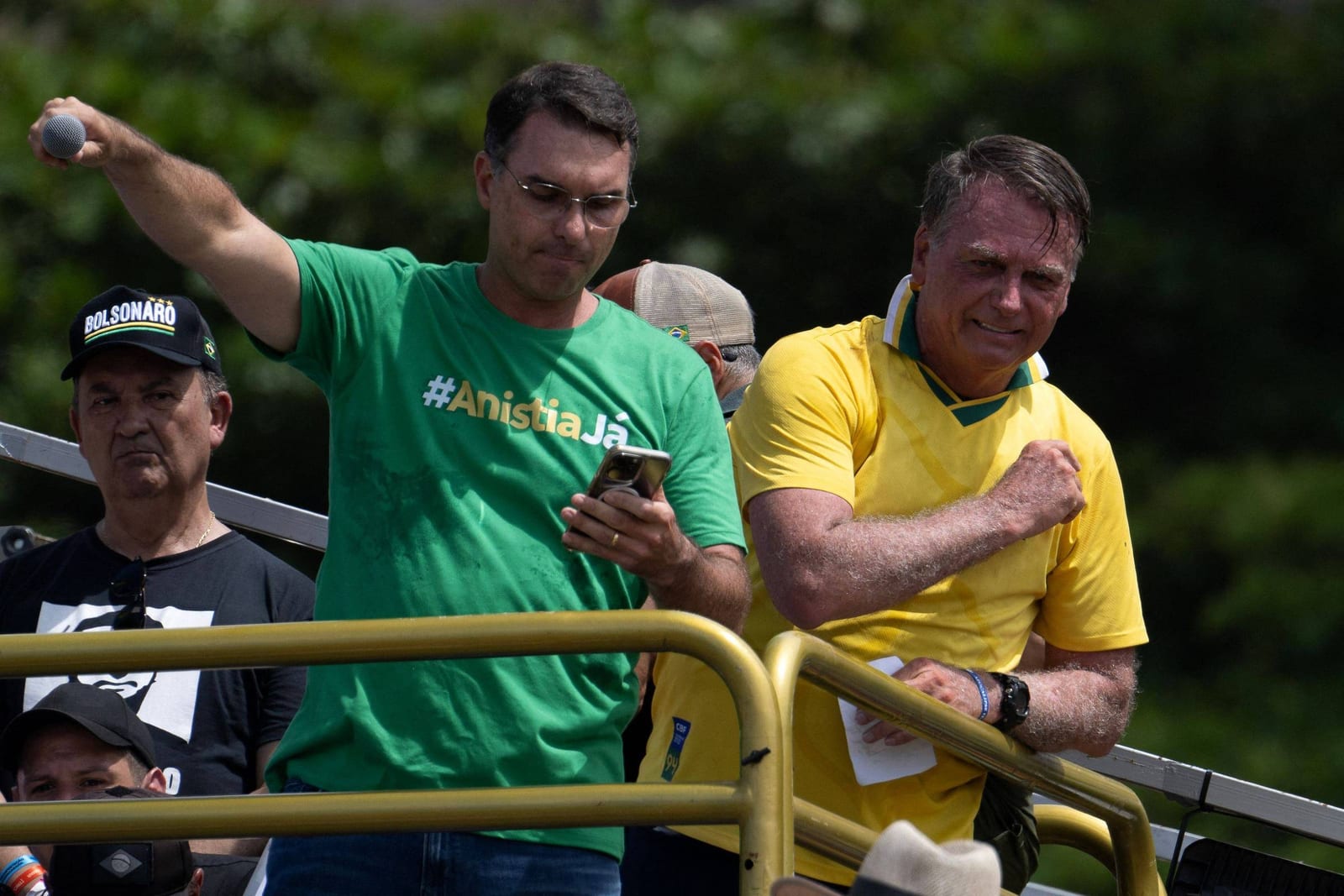 Flávio Bolsonaro lança campanha em Copacabana no domingo