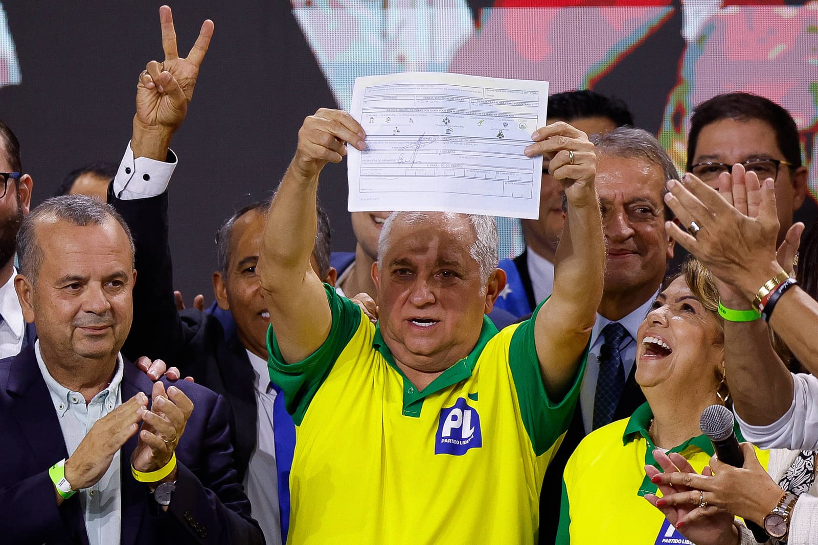 Senador entrega santinho para Tereza Cristina e pede voto: 'Conhece muita gente'