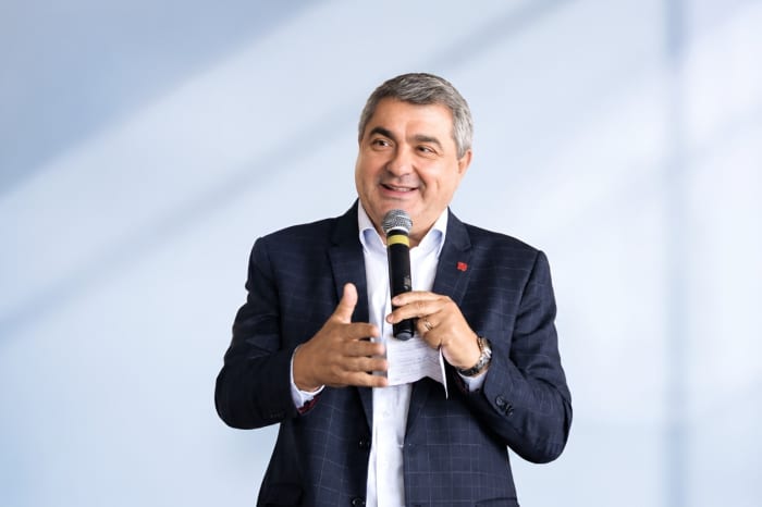 Antídio Lunelli leva enxada e motosserra à campanha ao Senado pelo MDB