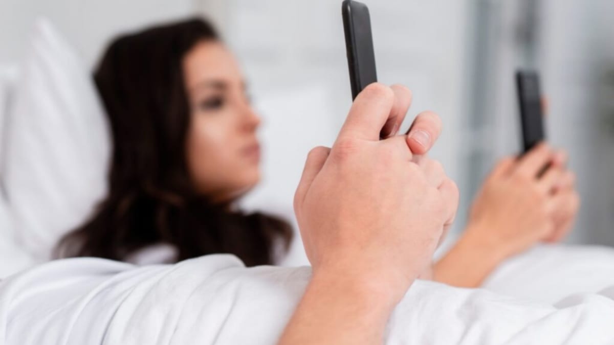 Por que é tão difícil parar de olhar o celular? A psicologia revela o mecanismo que nos mantém presos às redes sociais