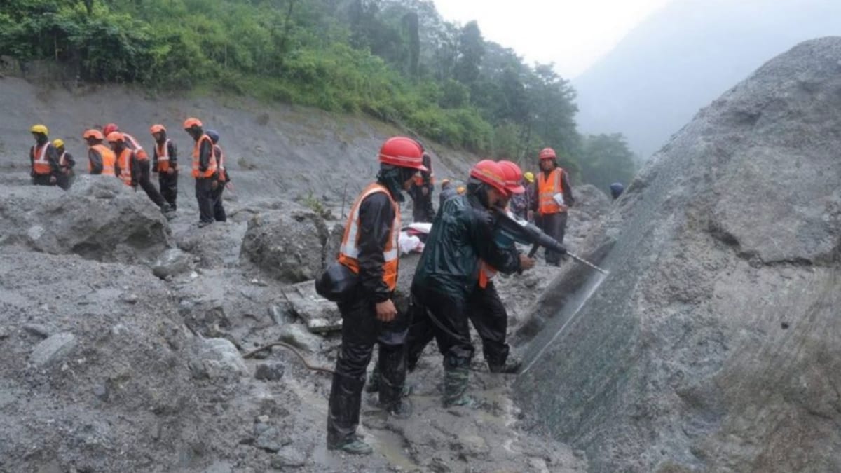 Nepal tenta abrir túneis para resgatar 933 trabalhadores após enchentes