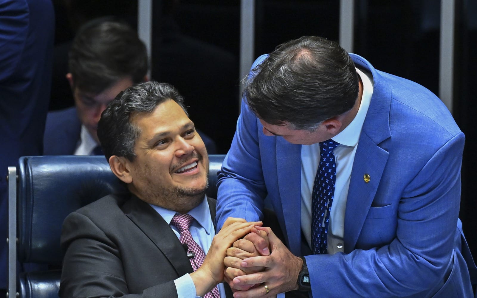 PL fecha a porta para Alcolumbre, Lula insiste em Messias e o distrital misto trava