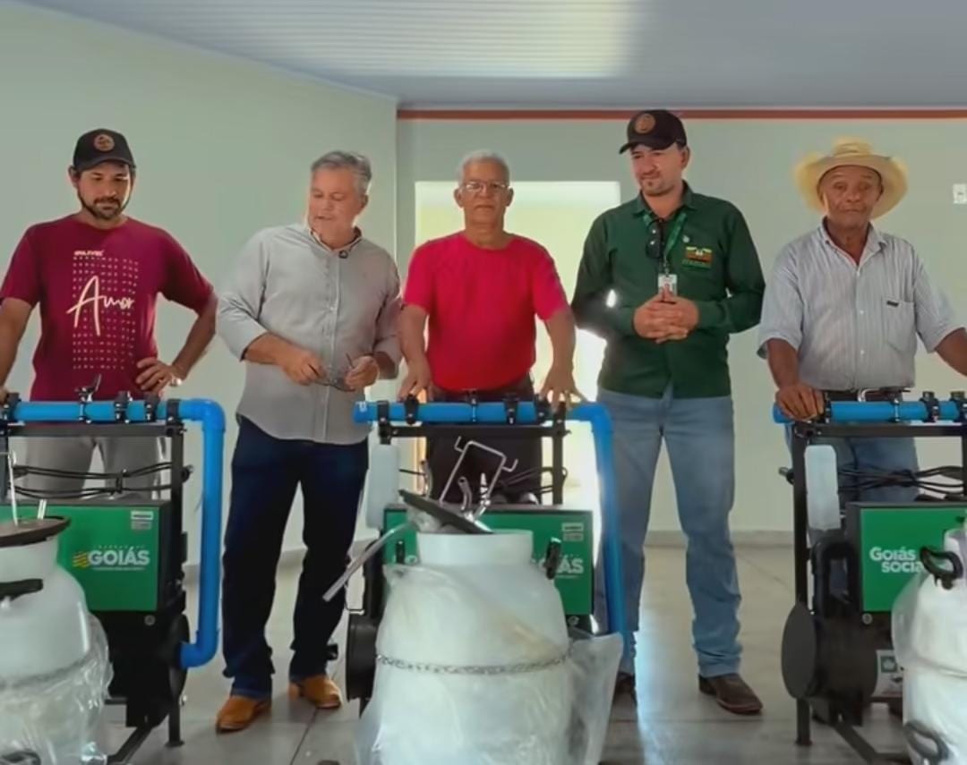 Itarumã entrega ordenhadeiras a três produtores de Santo Expedito