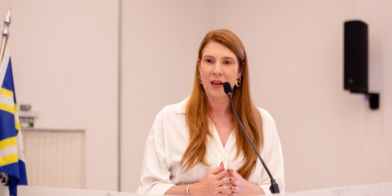 Andreia Rezende entrega 300 escrituras no Novo Paraíso em 22.set