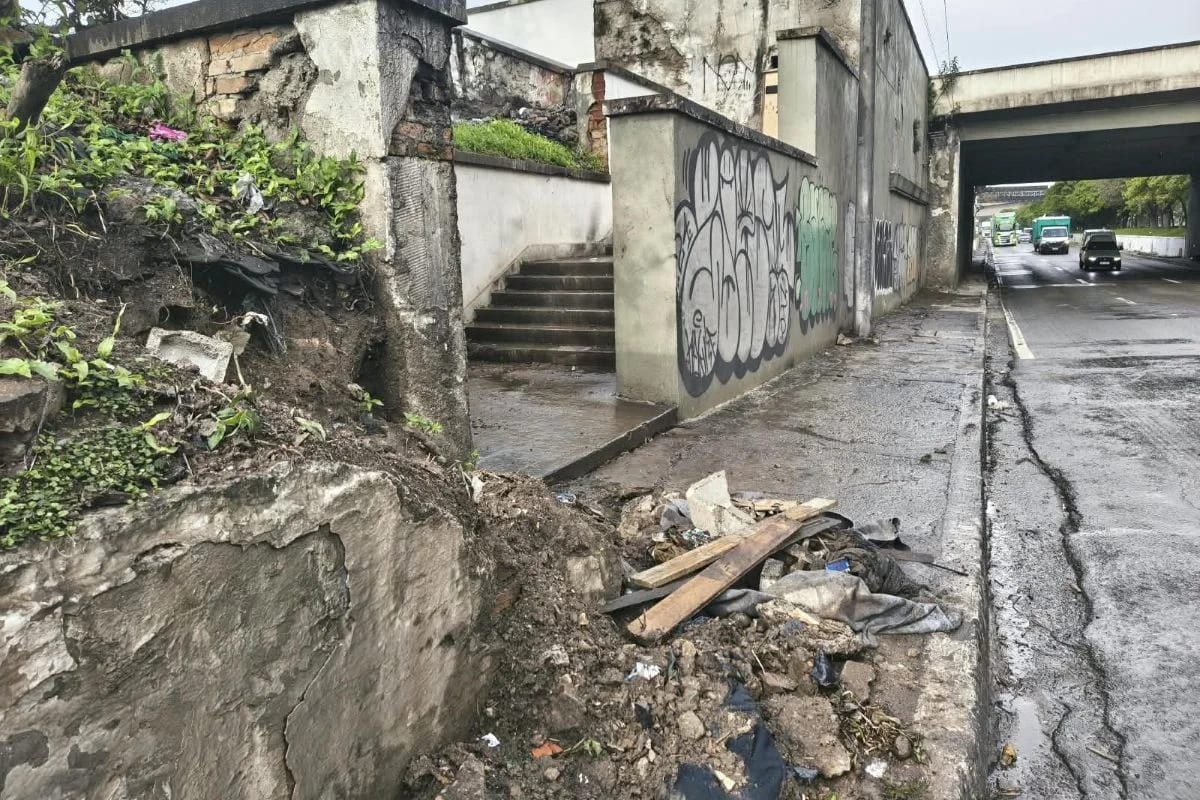 Ponte das Bandeiras está suja, depredada e com risco estrutural, 2 anos após obra