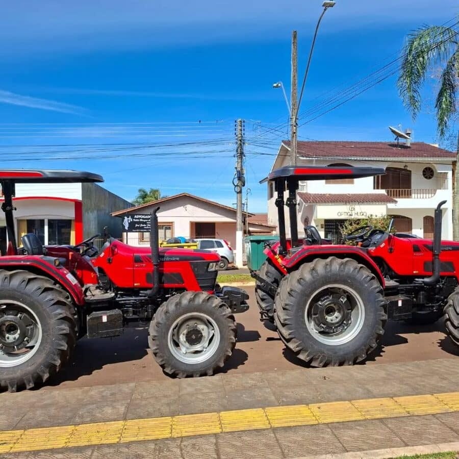 Campo Novo entrega dois novos tratores à Secretaria de Agricultura
