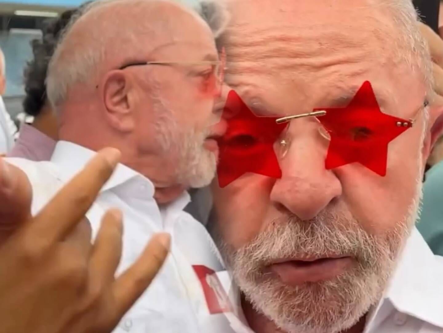 "Não vejo como não ganhar as eleições", afirma Lula após votar