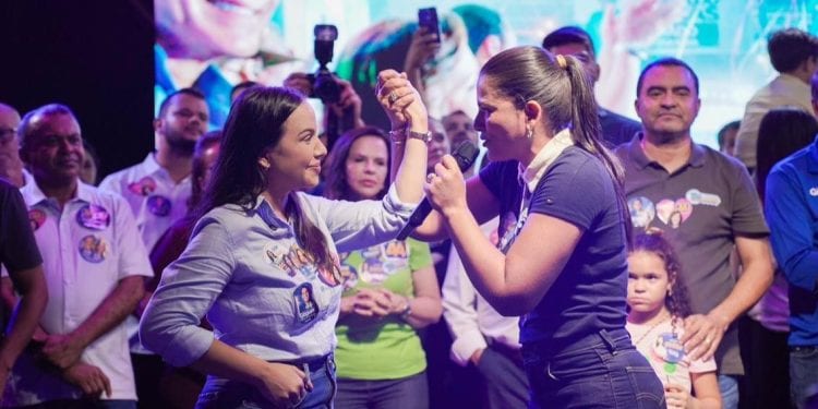Primeira-dama Karynne Sotero declara apoio a Kátia Chaves durante lançamento de candidatura