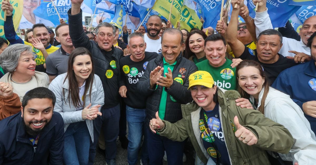 Jorginho Mello faz caminhada em São José e reúne aliança da reeleição