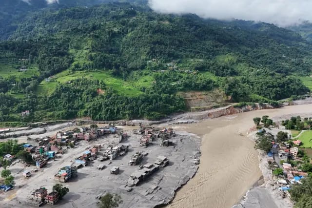 Número de mortos por enchentes na fronteira entre Nepal e China ultrapassa 800