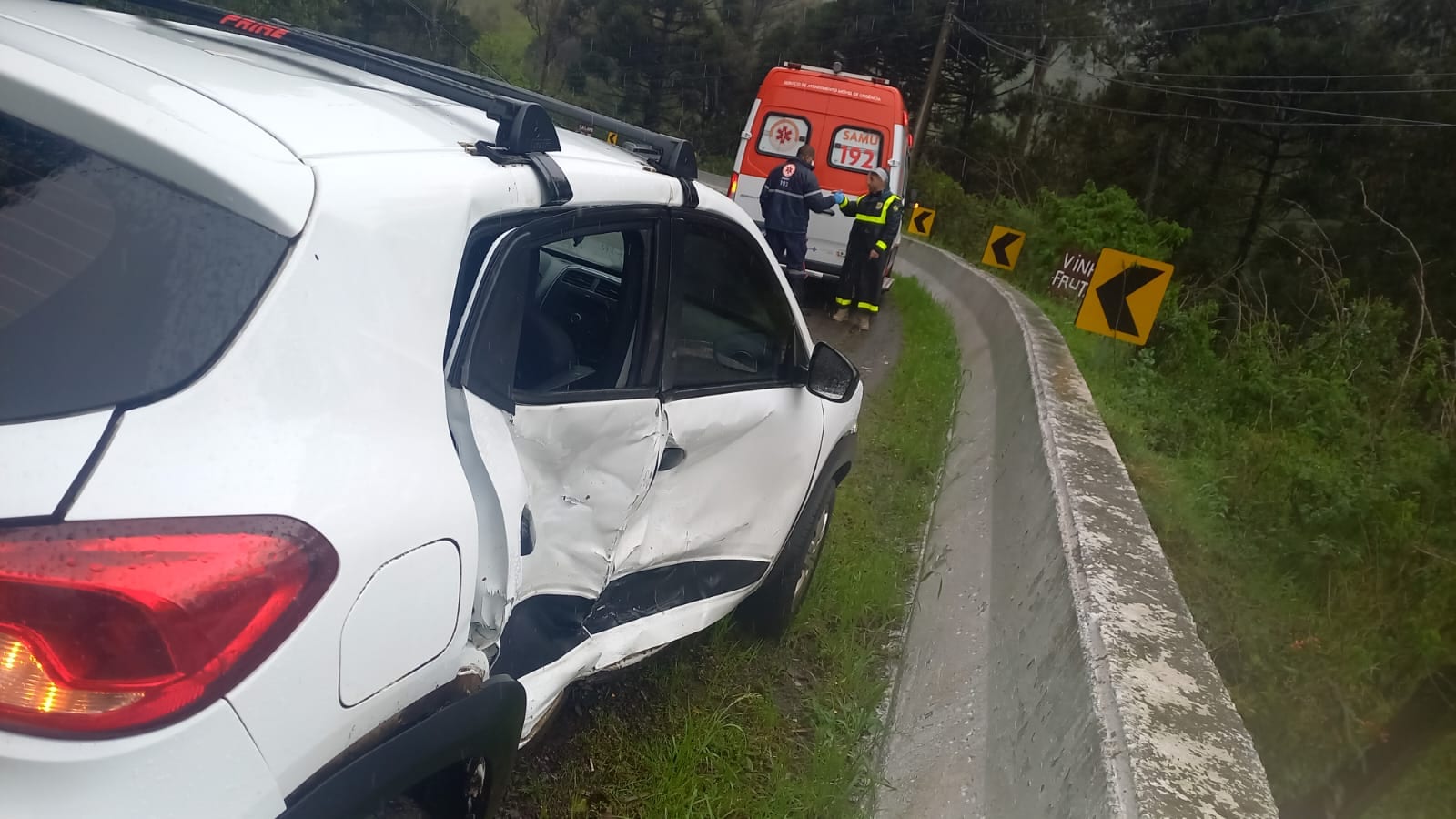 Acidente entre dois veículos mobiliza atendimento na BR-116, em Caxias do Sul