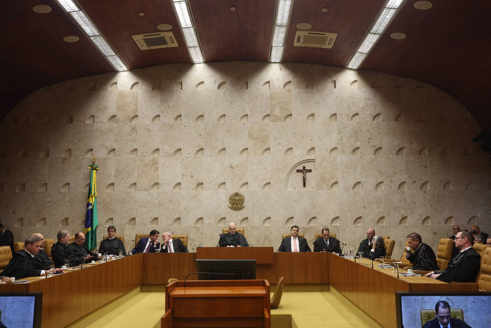 Datafolha: Reformas no STF são defendidas pela maioria que vota em Flávio Bolsonaro e em Lula