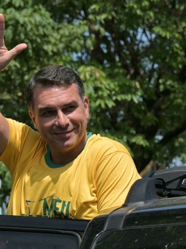 Governo da Argentina informa que Flávio Bolsonaro entrou no país e embarcou em voo para o Equador