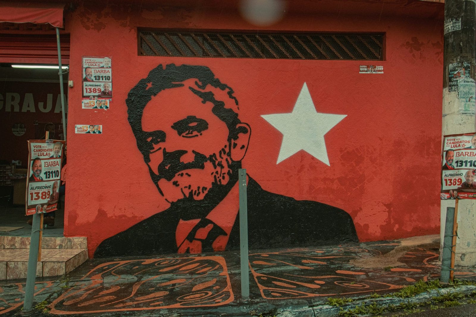 Periferias de SP votam por Lula na Presidência e se dividem entre Haddad e Tarcísio, reeleito governador