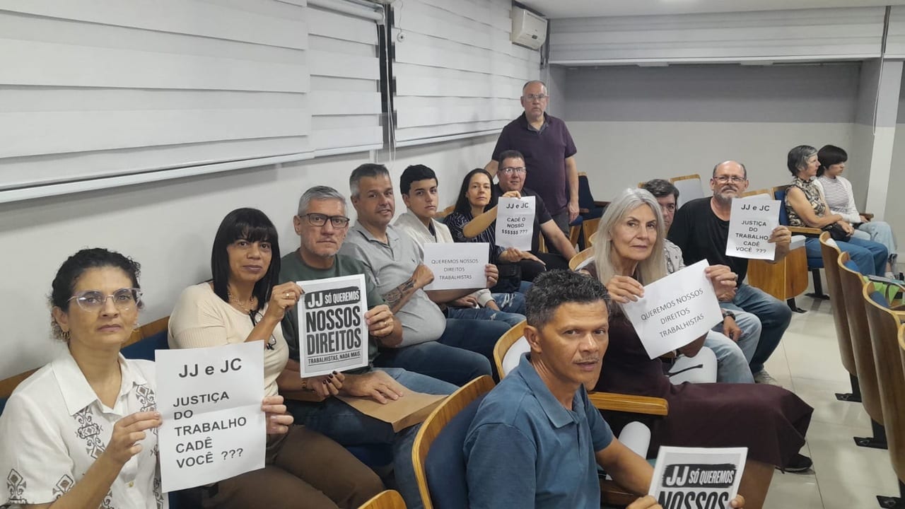Vereadores recebem 20 ex-funcionários do JJ e do JC em reunião na Câmara