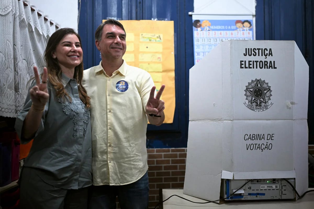 Flávio Bolsonaro pede que eleitores compareçam às urnas: "Agora está nas mãos de Deus"
