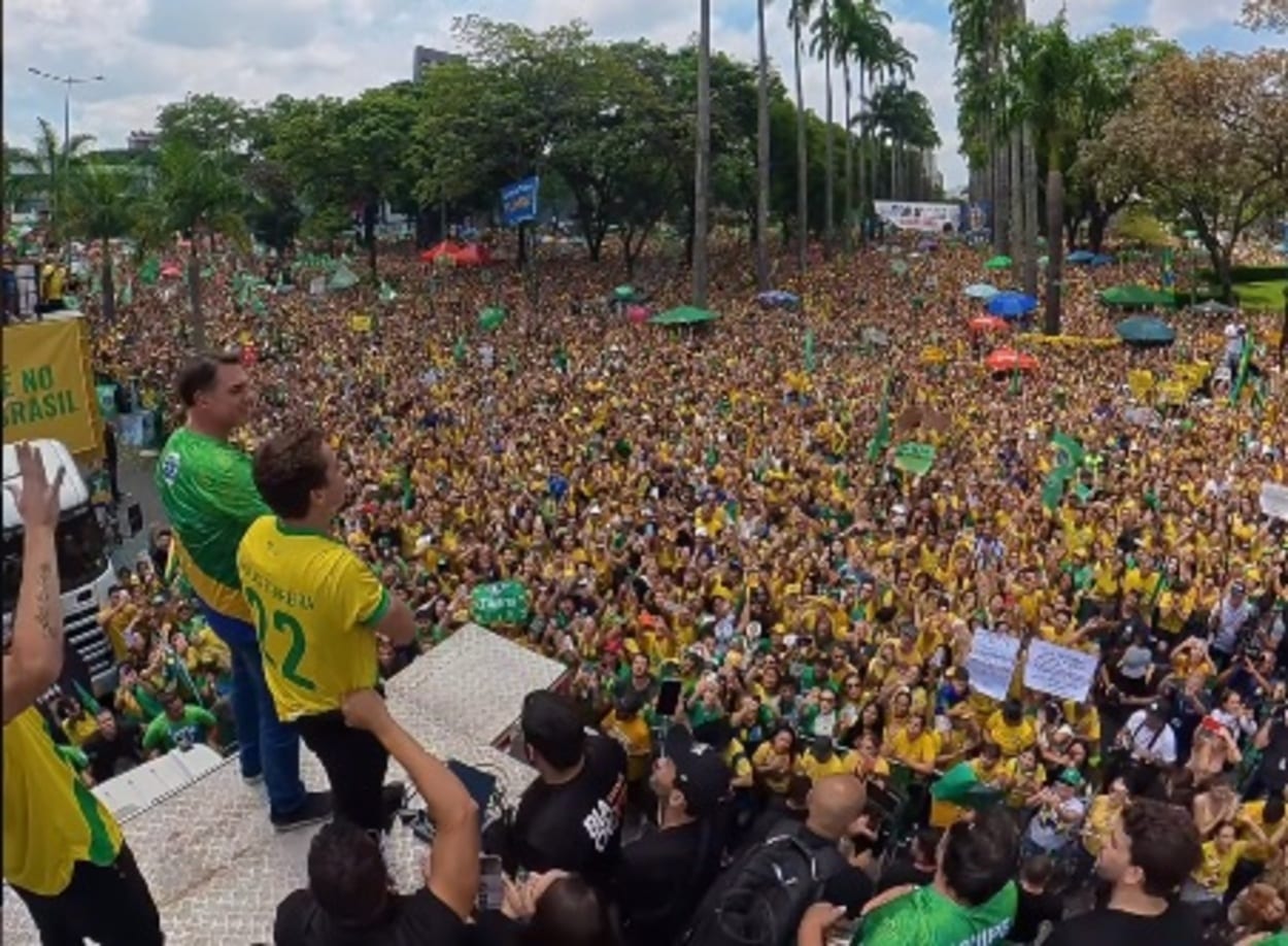 Com motocarreata na Praça da Liberdade, Flávio Bolsonaro encerra agenda em Minas Gerais na véspera do 2º turno