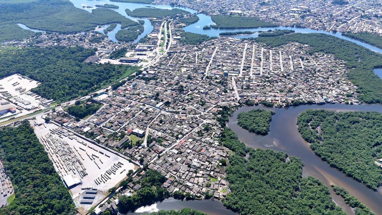 Prefeito Adriano Ramos entrega 206 títulos de propriedade em Paranaguá