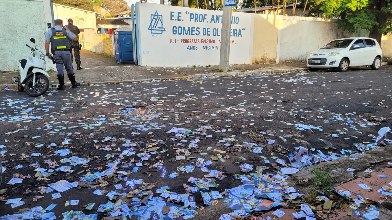 Santinhos cobrem entradas de locais de votação em Marília neste domingo (4)