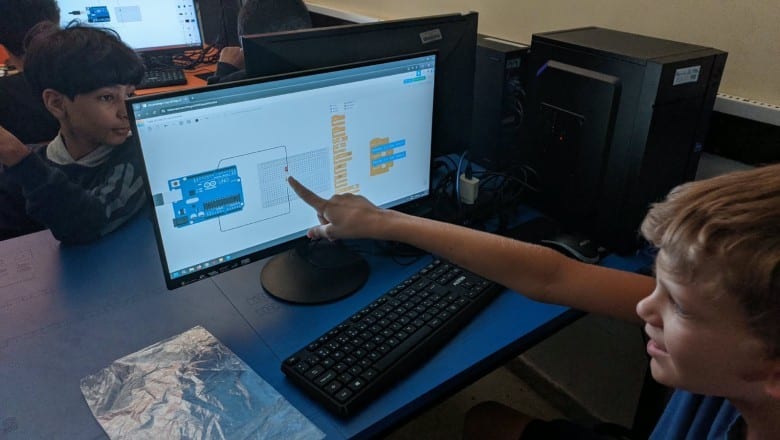 Goiás abre 900 vagas gratuitas em robótica e tecnologia