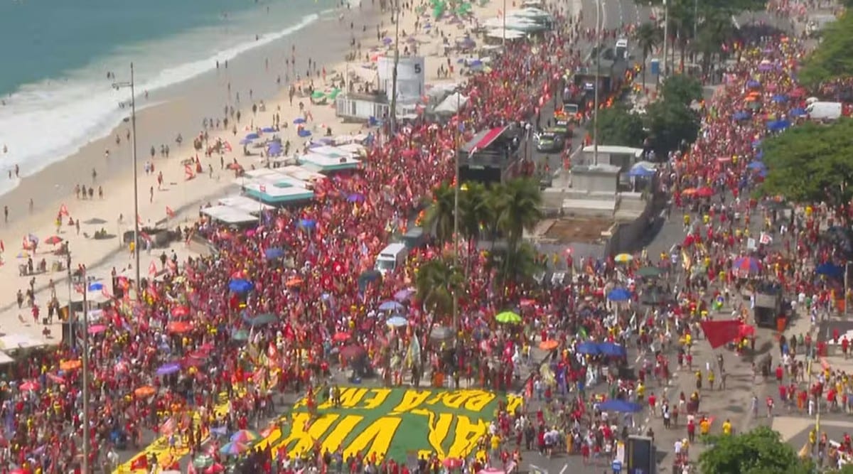 Ato em apoio a Lula reúne milhares de eleitores na orla de Copacabana