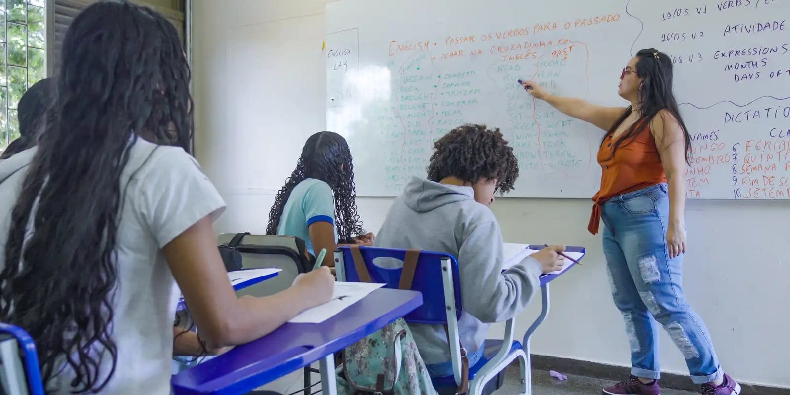 Eleições Presidenciais: O Futuro da Educação Brasileira em Debate entre Flávio e Lula