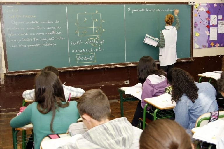 Justiça condena escola por demitir professora após debate sobre política e democracia