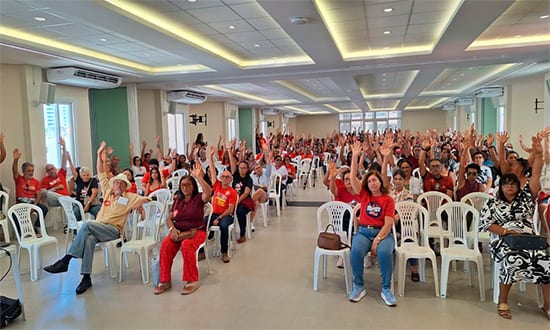 Professores da rede estadual decidem suspender a greve após 32 dias