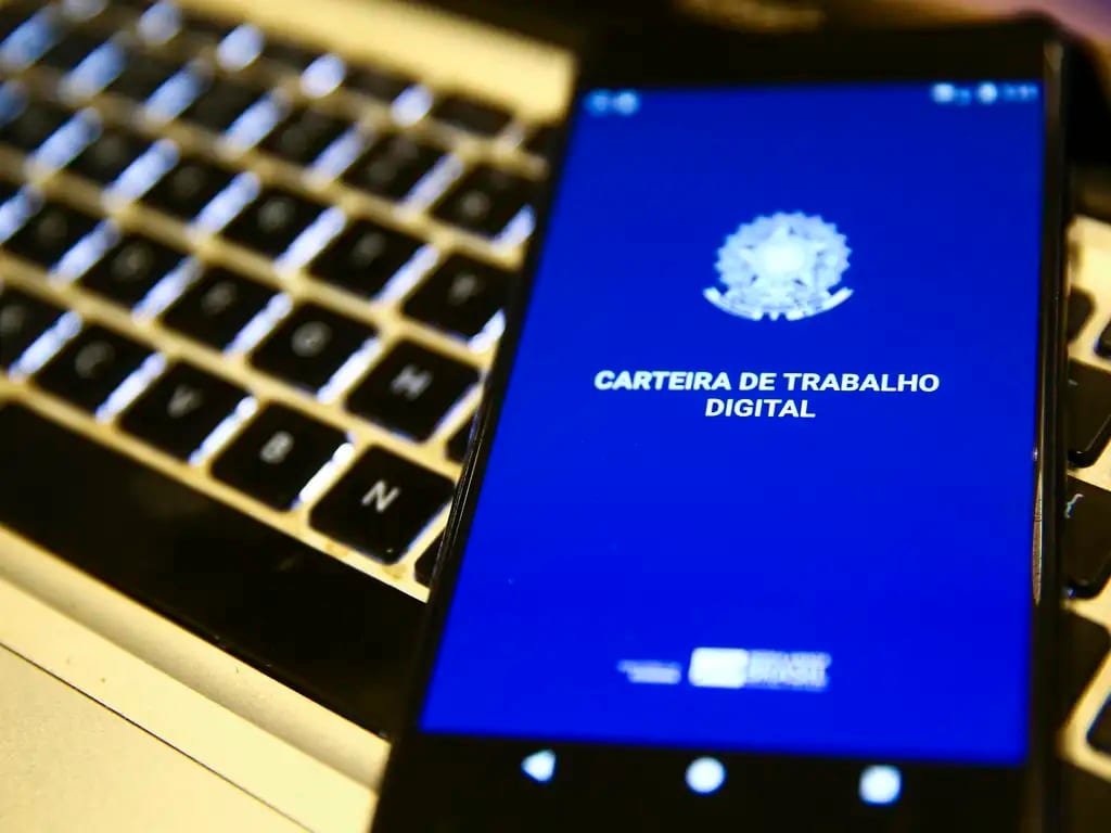 IBGE: desemprego cai no trimestre encerrado em julho. Emprego CLT é o maior da série