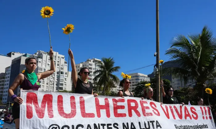Multidão de Mulheres Protesta por Votação de Lei Contra Misoginia