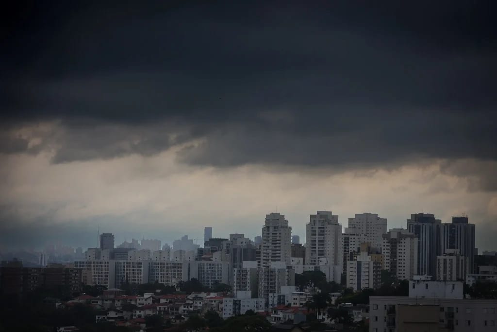 Defesa Civil de SP reforça alerta de temporais neste sábado (5) no estado