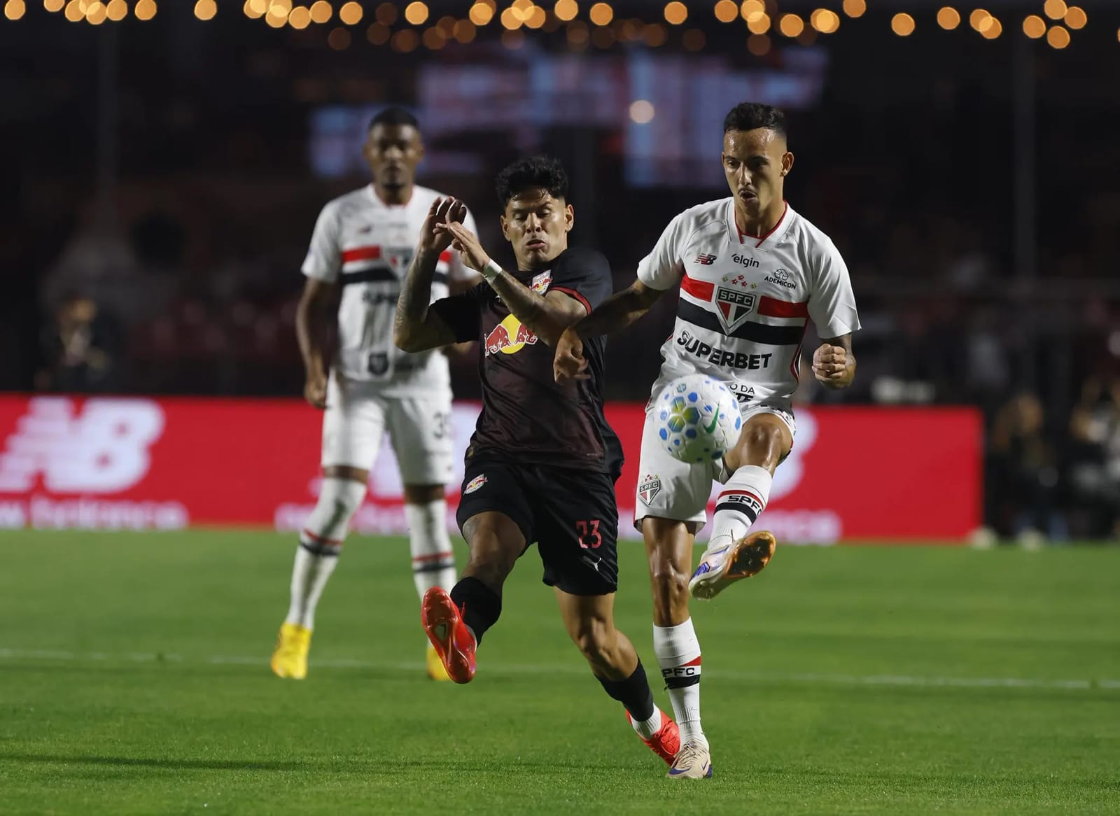 Iago emenda três jogos seguidos como titular no São Paulo e ganha espaço com Dorival