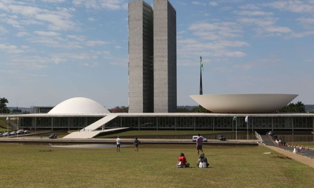Congresso vota nesta semana fim da escala 6×1 e "taxa das blusinhas"