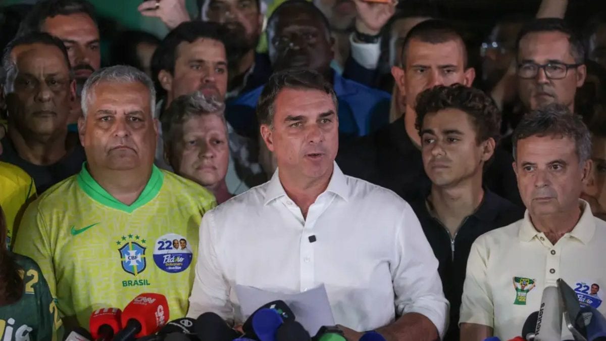 Flávio Bolsonaro ficará sem cargo público pela primeira vez em 24 anos após derrota nas urnas