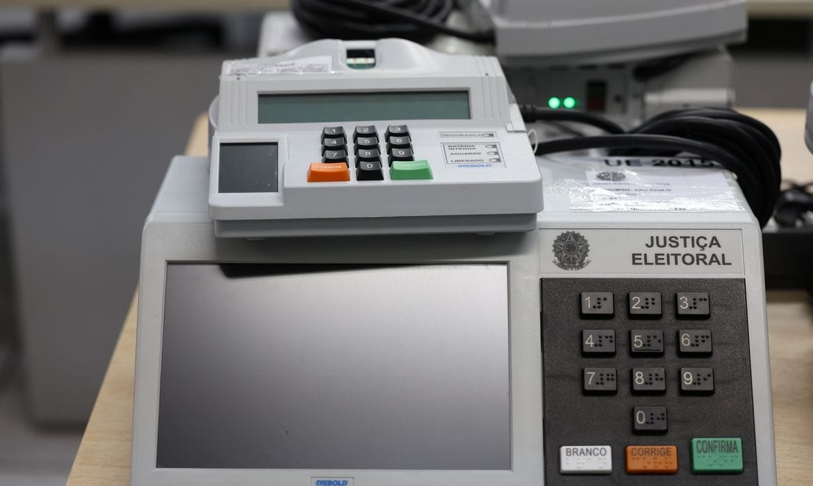 TRE-GO inicia carga e lacre das urnas eletrônicas em Goiânia