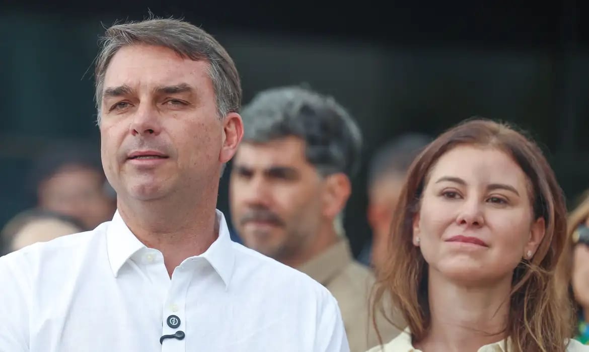 Flávio Bolsonaro participa de missa na Catedral de Brasília e celebra permissão para visitar o pai