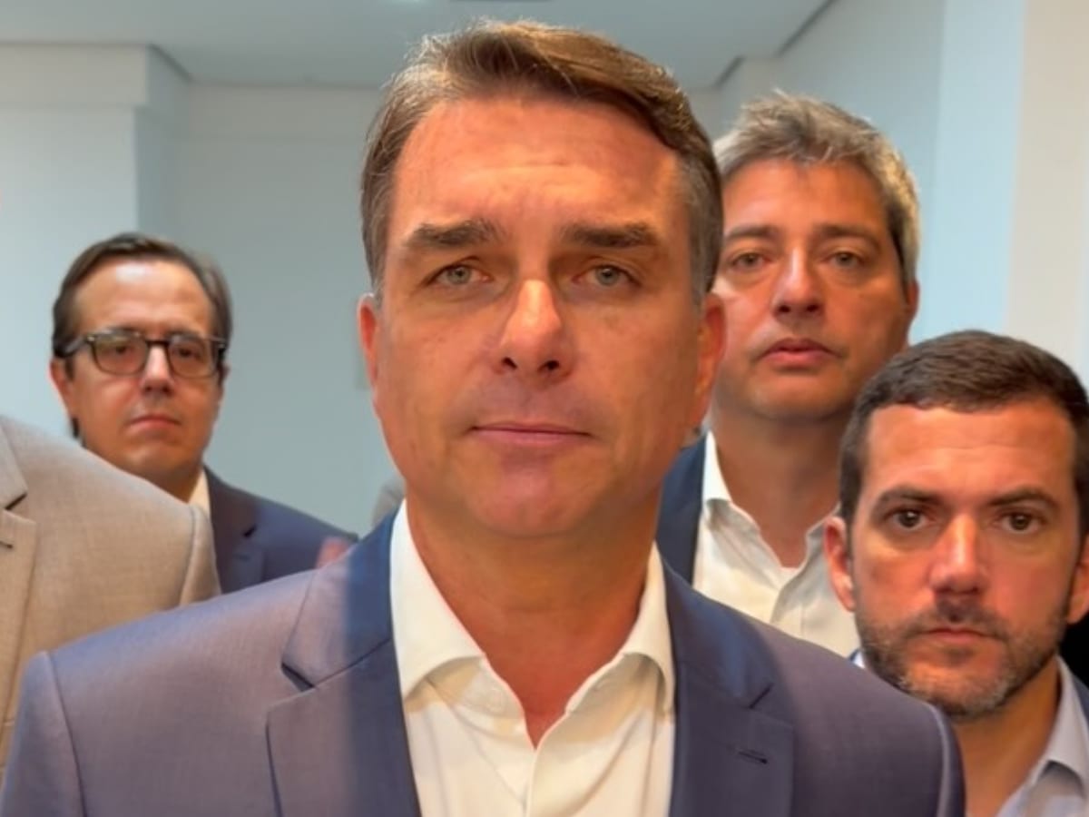 Flávio Bolsonaro critica cancelamento do debate da Globo