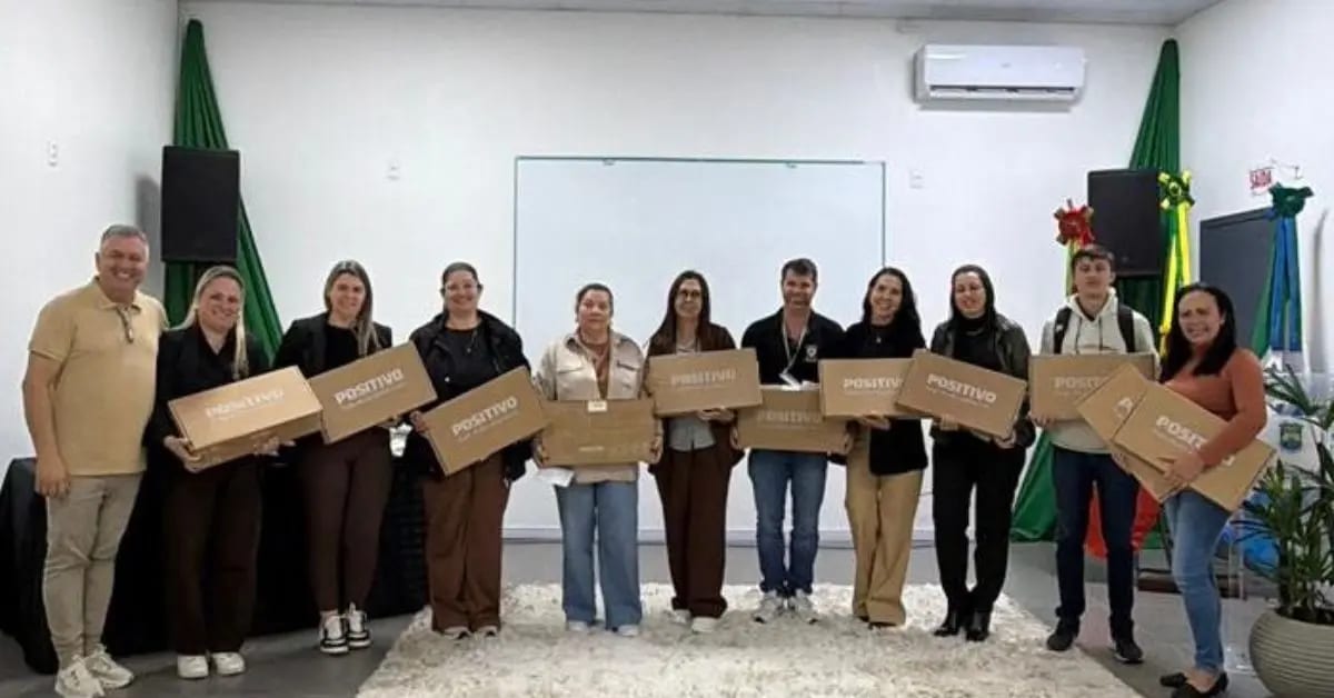 Governador Celso Ramos entrega mais de 100 notebooks para professores da rede municipal