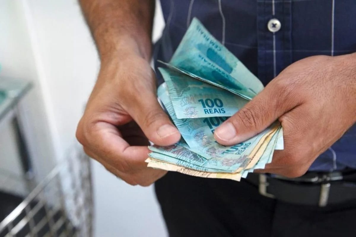 Desemprego cai a 5,6%, mas crédito segue caríssimo com Selic a 15% ao ano